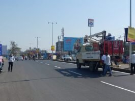 नगर – मनमाड महामार्गावरील पथदिव्यांच्या खांबांवरील बेकायदा जाहिरात फलक हटवले आयुक्तांच्या उपस्थितीत महानगरपालिकेच्या पथकाची कारवाई फलक लावणाऱ्या जाहिरातदार संस्थेवर गुन्हा दाखल करण्याचे आदेश