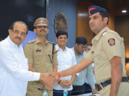 अहिल्यानगर पोलीस दलाची मान उंचावली..! कर्तव्यदक्ष हवालदार राजू सुद्रिक यांना मानाचे ‘पोलीस महासंचालक सन्मानचिन्ह’ प्रदान..पालकमंत्री राधाकृष्ण विखे पाटील व नूतन जिल्हा पोलीस अधीक्षक मुमक्का सुदर्शन यांच्या हस्ते गौरव..!