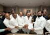पारनेरच्या पाणीप्रश्नावर मुंबईत महत्त्वपूर्ण बैठक; वर्षभरात योजना पूर्ण करण्याचे उपमुख्यमंत्री एकनाथ शिंदे यांचे आश्वासन पालकमंत्री राधाकृष्ण विखे पाटील यांच्या नेतृत्वाखाली माजी नगराध्यक्ष विजयराव औटी यांची उपमुख्यमंत्री एकनाथ शिंदे यांच्याशी भेट